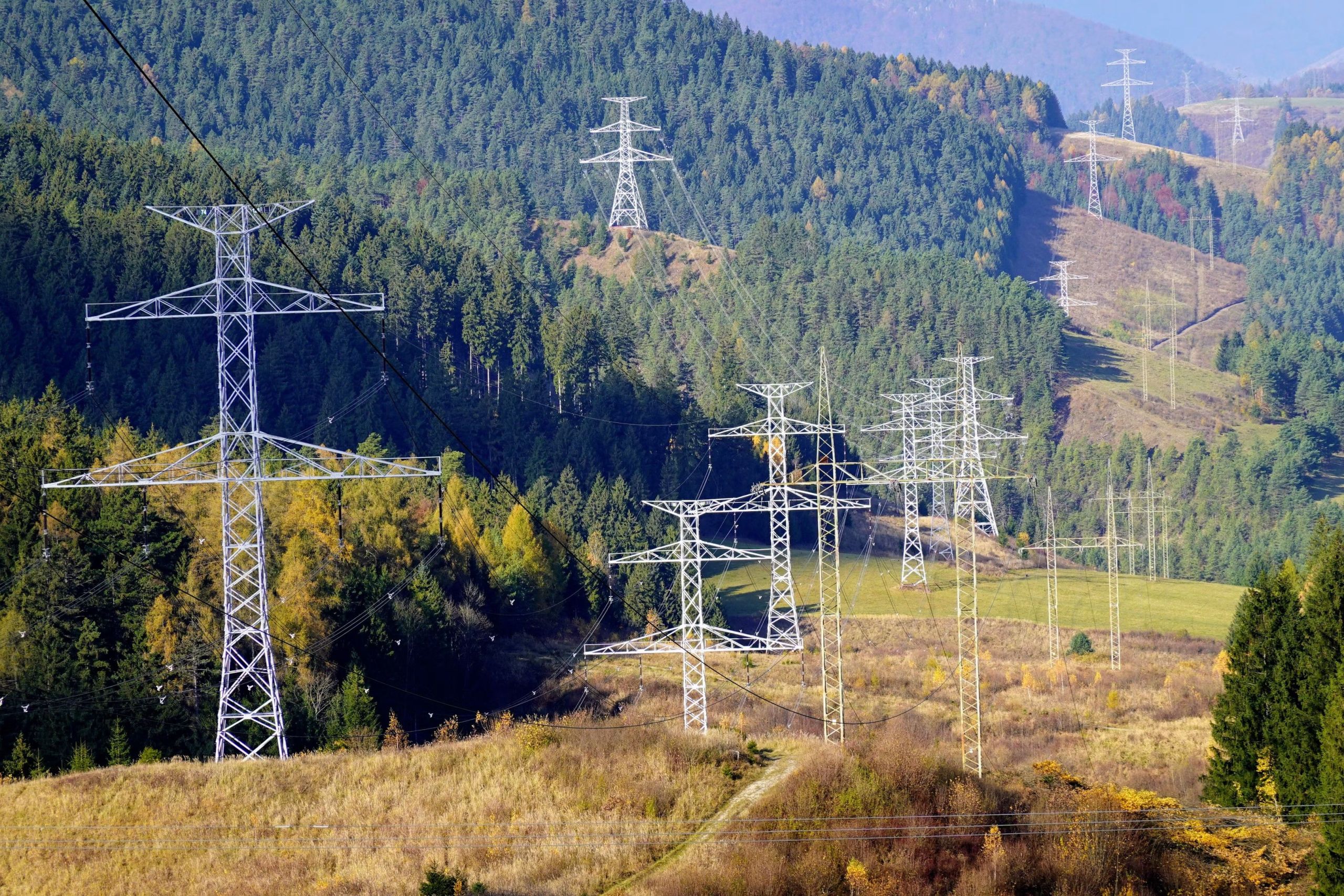 Elektros perdavimo linijos rudens kraštovaizdyje